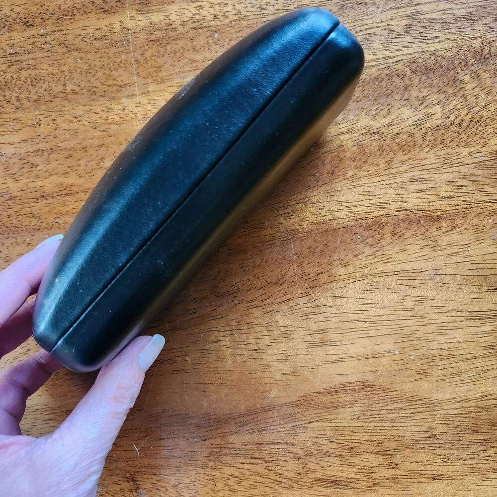 Oscar de la Renta Hard Shell Eyeglass Case Black Exterior Pink Interior